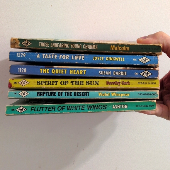 Vintage Harlequin Romance pocketbooks! - Picture 11 of 11